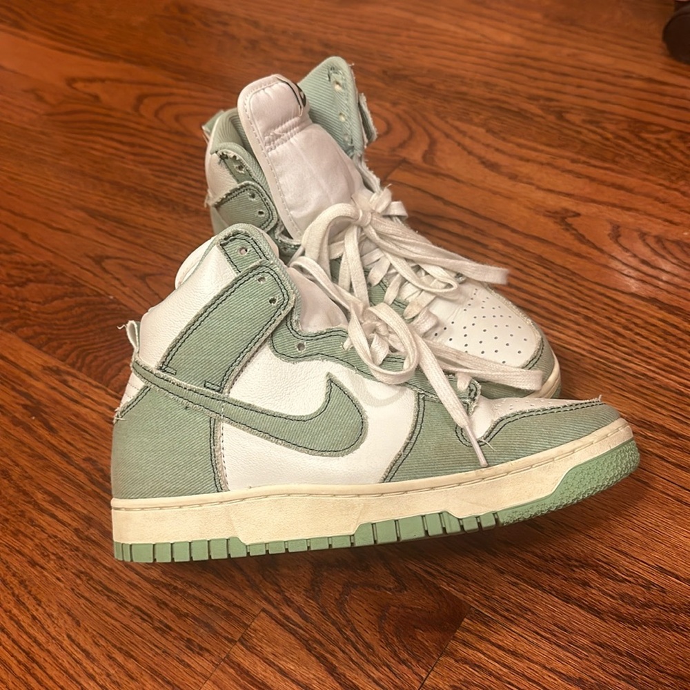 NIKE MID TOP SNEAKERS SIZE 7.5
